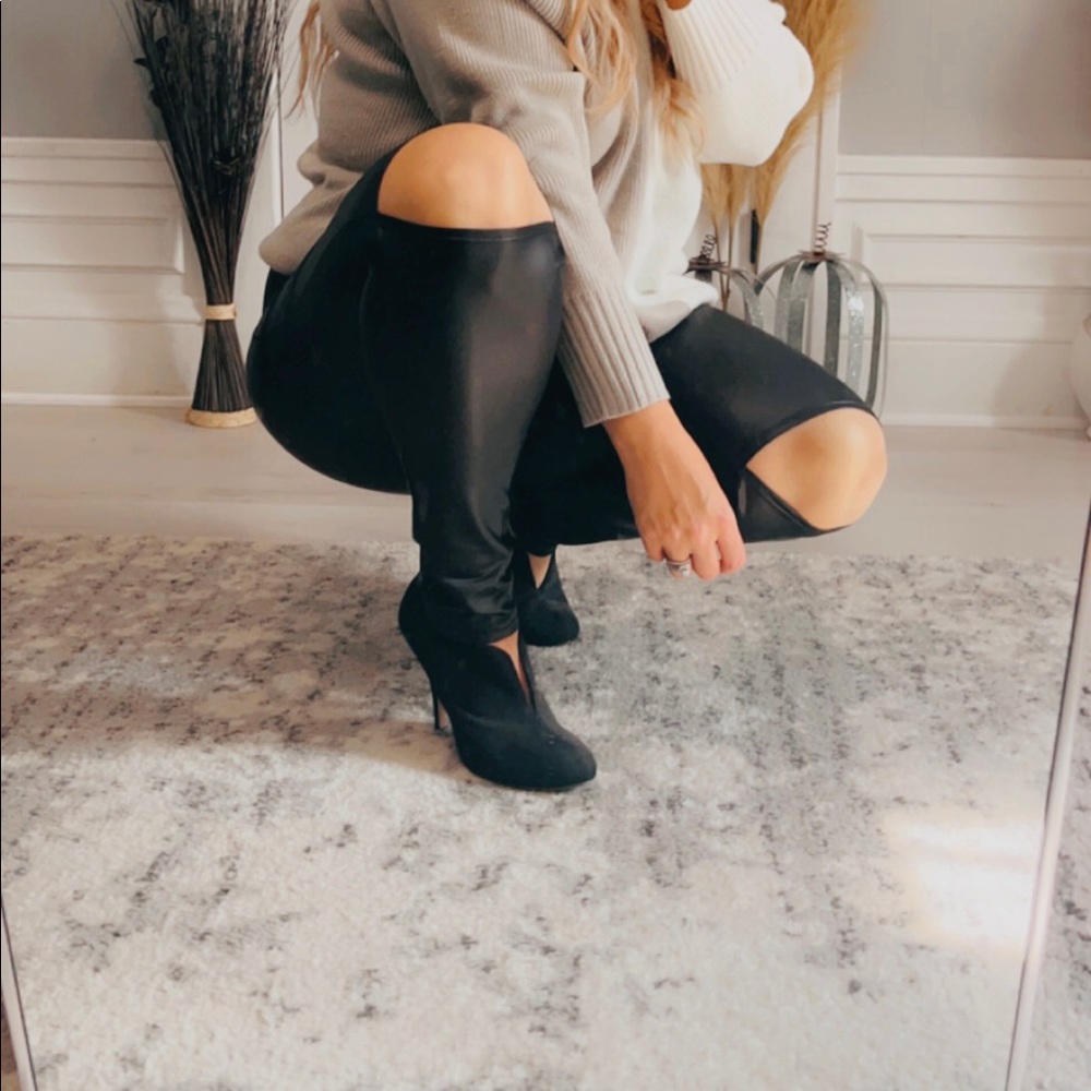 PEEK-A-BOO LEGGINGS